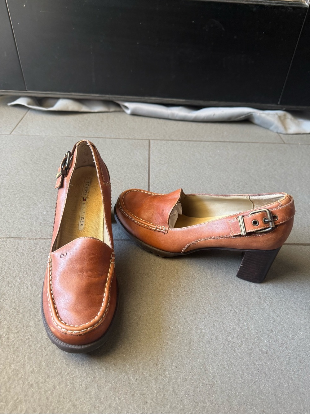 Tommy Hilfiger Women’s Size 6.5 Brown Leather Loafer Pumps Heels Buckle Moc Toe